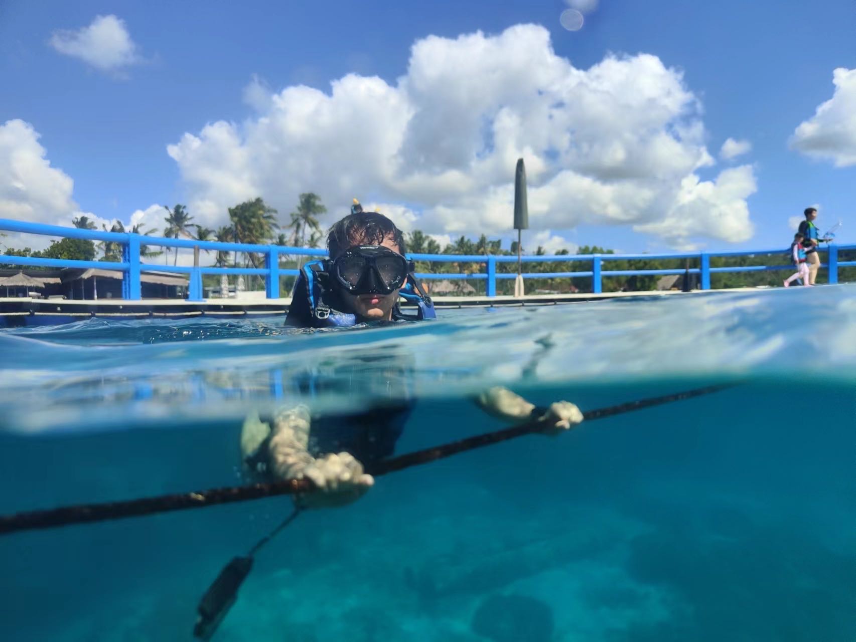 Diver with SeaTouch 4 Max dome lens under the sea.