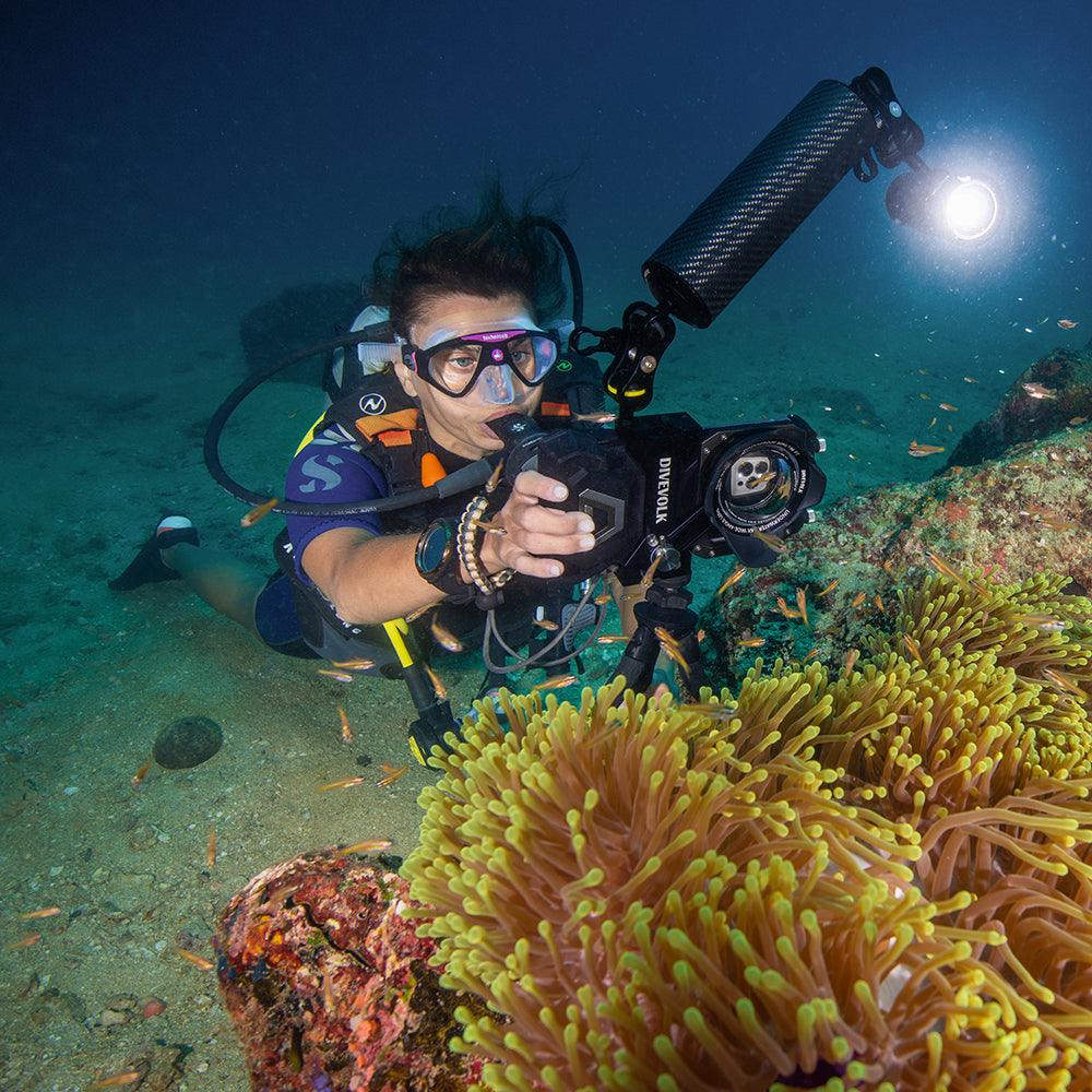 Diver filming with DiveVolk SeaTouch 4 Max housing