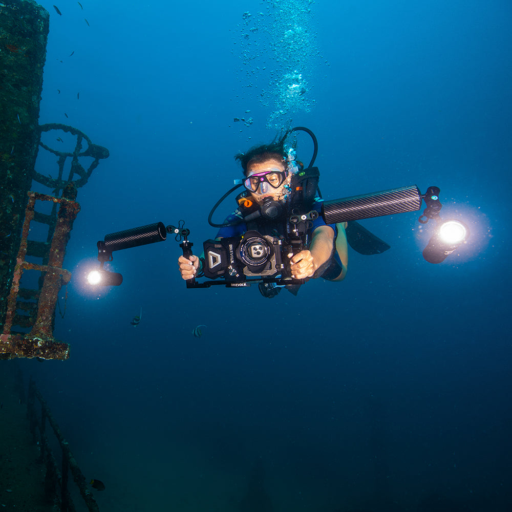 Diver with DIVEVOLK SL120 underwater video light system