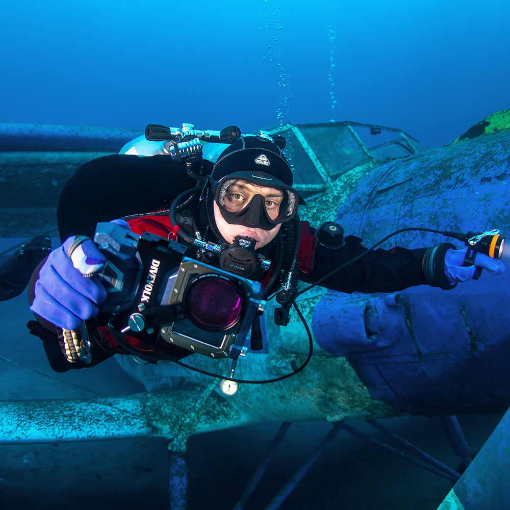 Diver using Seatouch 4 Max housing with finger cots.