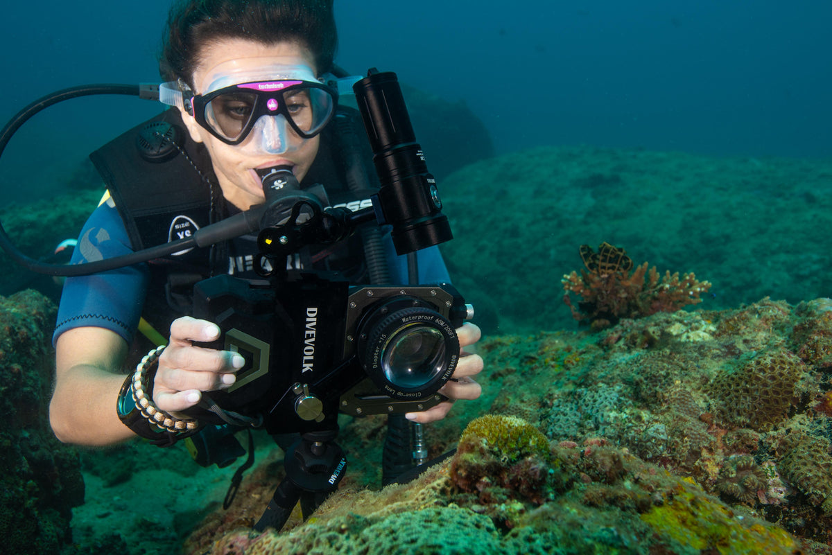 A diver is using a divevolk waterproof housing for macro photography.