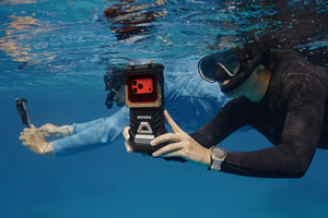 two snorkellers divevolk seatouch 6 pro surface