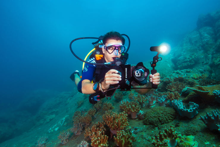 Grazie al LED COB certificato per videoriprese, la SL50 è un faro subacqueo professionale. 5000 lumen con un ampio fascio a 120°.
