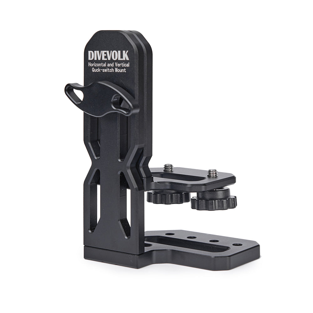 DIVEVOLK Horizontal and Vertical Quick-Switch Mount standalone product shot — aluminium L-bracket with SmartLock thumb lever, dual ball head knobs and multi-hole base plate on white background.