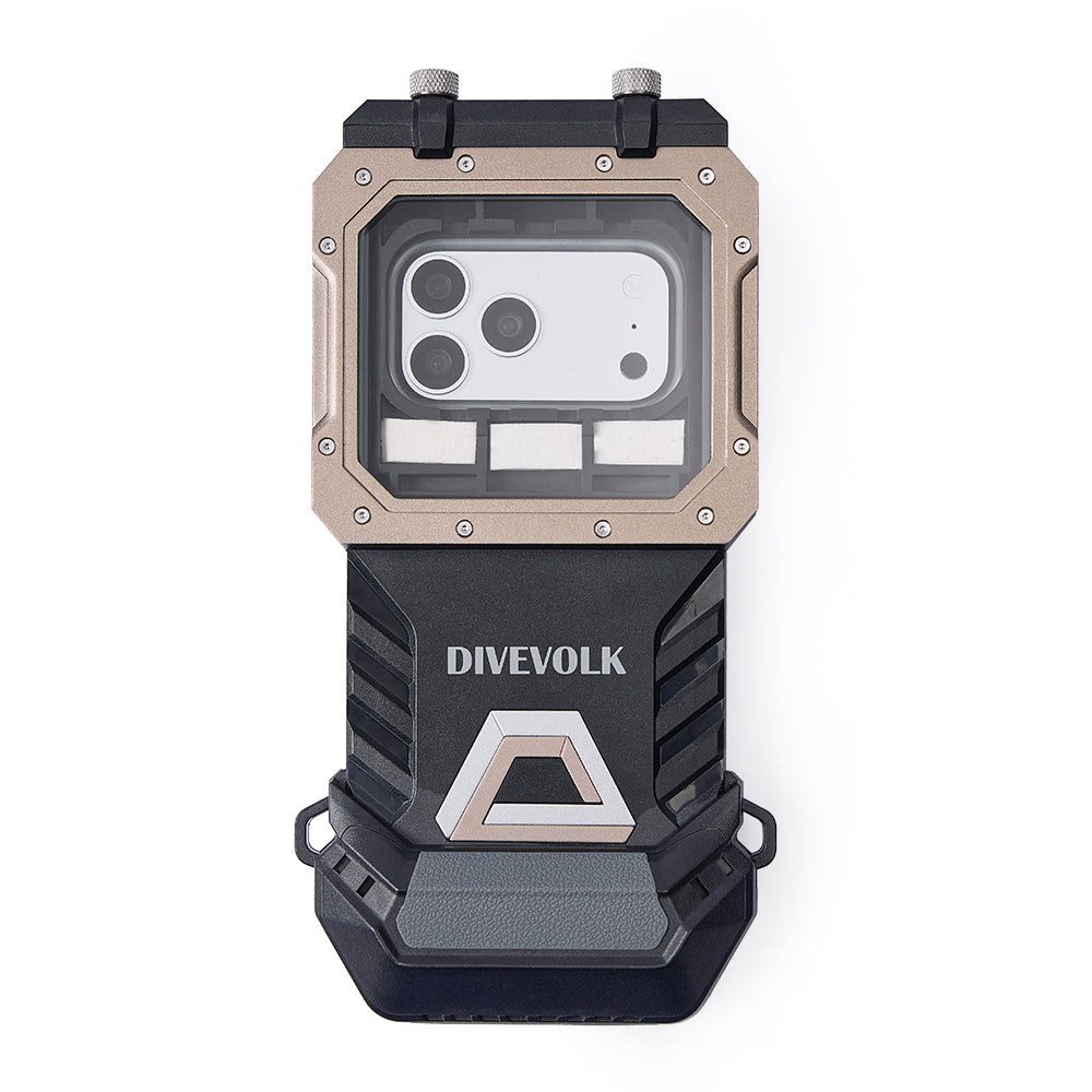 DIVEVOLK SeaTouch 6 PRO housing front view with phone adapter and anti-fog desiccant pads installed — pads positioned below the camera window for fog-free shooting.
