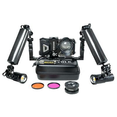 DIVEVOLK SeaTouch 4 MAXキットには、0.6X広角レンズ、拡張クランプ、デュアルハンドルトレイが含まれています
